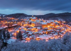 Miasto, Loket, Czechy, Powiat Sokolov, Oświetlone, Domy, Rzeka Ohrza, Zima