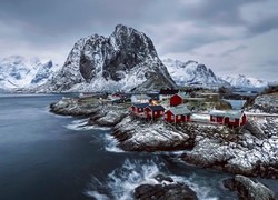 Panorama gór w Norwegii i kolorowe domki na skałach