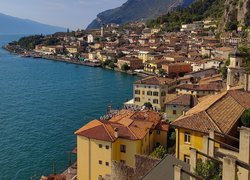 Panorama Limone sul Garda nad jeziorem Garda