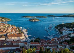 Chorwacja, Wyspa Hvar, Miasto Hvar, Morze, Domy, Żaglówki, Motorówki