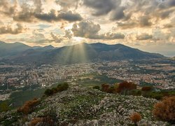 Góry, Przebijające słońce, Chmury, Miasto, Palermo, Włochy