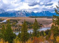 Park Narodowy Grand Teton, Góry, Teton Range, Las, Drzewa, Chmury, Rzeka Snake River, Stan Wyoming, Stany Zjednoczone