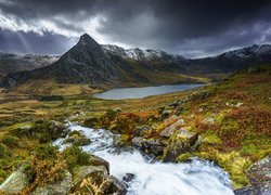 Anglia, Walia, Park Narodowy Snowdonia, Góry, Jezioro Ogwen, Strumyk, Kamienie, Rośliny, Chmury