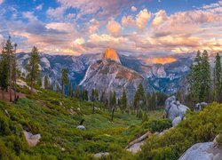 Stany Zjednoczone, Stan Kalifornia, Park Narodowy Yosemite, Drzewa, Góry, Skały, Sierra Nevada, Chmury