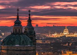 Panorama Pragi o zachodzie słońca