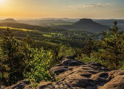 Panorama rezerwatu przyrody Pfaffenstein w Niemczech