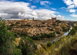 Hiszpania, Miasto Toledo, Rzeka Tag, Budynki, Drzewa, Chmury
