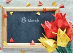 Papierowe tulipany i serduszka przy tablicy z napisem