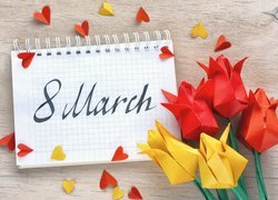 Papierowe tulipany i serduszka przy zeszycie z napisem 8 marca