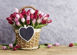 Papierowe tulipany w koszyku