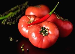 Papryczka chili na pomidorach