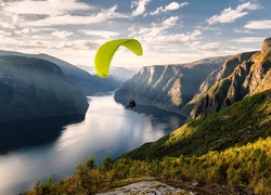 Paralotniarz nad fiordem Aurlandfjord  w Norwegii