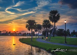 Park Challenger Lakeside nad jeziorem w Royal Palm Beach o zachodzie słońca