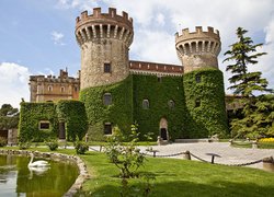 Zamek, Peralada Castle, Wieże, Baszty, Staw, Łabędź, Drzewa, Trawa, Park, Chmury, Region Girona, Katalonia, Hiszpania