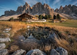Włochy, Dolomity, Tyrol, Park krajobrazowy Puez Odle, Dom, Góry, Chmury, Drzewa, Kałuża, Kamienie, Trawa