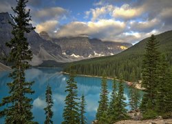 Kanada, Alberta, Park Narodowy Banff, Jezioro Moraine, Las, Drzewa, Góry, Chmury