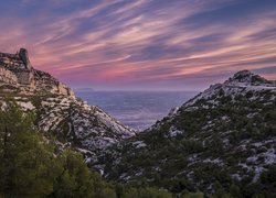 Góry, Skały wapienne, Morze, Park Narodowy Calanques, Marsylia, Francja, Drzewa