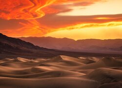Park Narodowy Death Valley o zachodzie słońca
