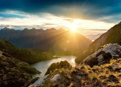 Park Narodowy Fiordland, Wyspa Południowa, Nowa Zelandia, Góry, Jezioro, Wschód słońca, Promienie słońca, Chmury