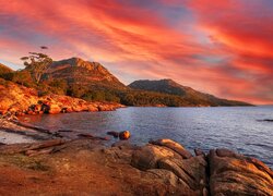 Australia, Tasmania, Park Narodowy Freycineta, Góry, Morze, Wybrzeże, Drzewa, Zachód słońca