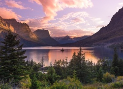 Stany Zjednoczone, Stan Montana, Park Narodowy Glacier, Góry, Jezioro Saint Mary Lake, Drzewa