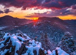 Park Narodowy Gór Skalistych zimą o wschodzie słońca