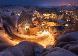 Zima, Miasto Goreme, Oświetlone, Domy, Skały, Wieczór, Park Narodowy Goreme, Kapadocja, Turcja