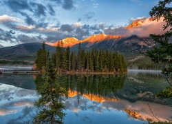Kanada, Park Narodowy Jasper, Wyspa Pyramid Island, Góry, Jezioro Pyramid Lake, Chmury, Most, Drzewa, Odbicie