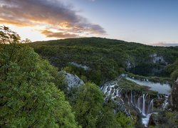 Park Narodowy Jezior Plitwickich w Chorwacji o zachodzie słońca