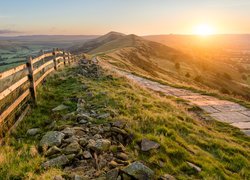 Anglia, Hrabstwo Derbyshire, Park Narodowy Peak District, Wschód słońca, Droga, Kamienie, Ogrodzenie