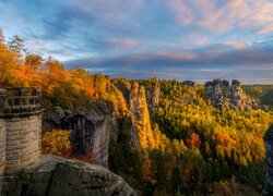 Niemcy, Saksonia, Park Narodowy Saskiej Szwajcarii, Góry Połabskie, Las, Drzewa, Skały, Jesień, Chmury