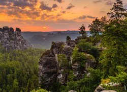 Skały, Góry Połabskie, Drzewa, Zachód słońca, Park Narodowy Saskiej Szwajcarii, Niemcy