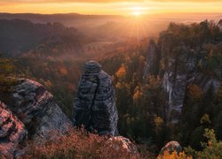 Niemcy, Park Narodowy Saskiej Szwajcarii, Góry Połabskie, Skały, Drzewa, Wschód słońca, Promienie słońca, Jesień