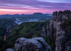 Góry Połabskie, Skały, Las, Drzewa, Domy, Światła, Mgła, Zachód słońca, Park Narodowy Saskiej Szwajcarii, Saksonia, Niemcy