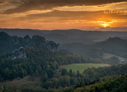 Skały Bastei, Góry Połabskie, Park Narodowy Saskiej Szwajcarii, Niemcy, Zachód słońca