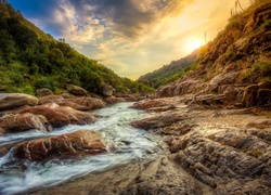 Stany Zjednoczone, Kalifornia, Park Narodowy Sekwoi, Rzeka Kaweah River, Skały, Drzewa