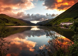 Wielka Brytania, Walia, Park Narodowy Snowdonia, Jezioro Tal-y-llyn Lake, Góry, Domy