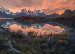 Chile, Patagonia, Park Narodowy Torres Del Paine, Jezioro, Góry Cordillera del Paine, Masyw Torres del Paine, Zachód Słońca