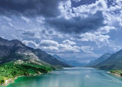Kanada, Park Narodowy Waterton Lakes, Chmury, Jezioro, Waterton Lake, Góry, Drzewa