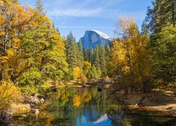 Stany Zjednoczone, Stan Kalifornia, Park Narodowy Yosemite, Jesień, Góry, Half Dome, Rzeka Merced, Drzewa