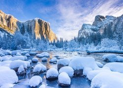 Zima, Park Narodowy Yosemite, Drzewa, Góry, Rzeka, Ośnieżone, Kamienie, Chmury, Kalifornia, Stany Zjednoczone