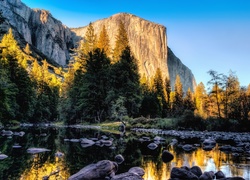 Stany Zjednoczone, Kalifornia, Park Narodowy Yosemite, Góry, Rzeka, Kamienie, Drzewa