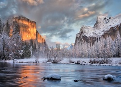 Stany Zjednoczone, Stan Kalifornia, Park Narodowy Yosemite, Zima, Góry, Drzewa, Rzeka