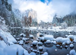 Stany Zjednoczone, Stan Kalifornia, Park Narodowy Yosemite, Zima, Góry, Rzeka Merced, Kamienie, Drzewa, Chmury, Mgła