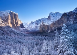 Stany Zjednoczone, Kalifornia, Park Narodowy Yosemite, Dolina Yosemite Valley, Zima, Góry, Zaśnieżone, Lasy, Drzewa