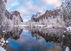 Zima, Góry, Drzewa, Rzeka, Merced River, Odbicie, Kamienie, Chmury, Śnieg, Park Narodowy Yosemite, Kalifornia, Stany Zjednoczone