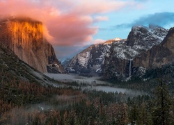 Stany Zjednoczone, Stan Kalifornia, Park Narodowy Yosemite, Góry, Szczyt El Capitan, Lasy, Mgła, Niebo, Chmury