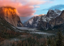 Park Narodowy Yosemite we mgle