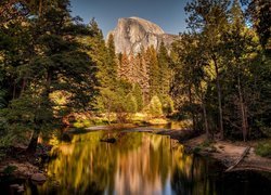 Stany Zjednoczone, Stan Kalifornia, Park Narodowy Yosemite, Rzeka Merced River, Skały, Góry, Half Dome, Drzewa