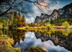 Stany Zjednoczone, Kalifornia, Park Narodowy Yosemite, Góry, Rzeka Merced, Drzewa, Chmury, Odbicie